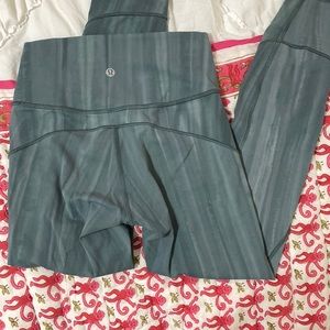 Lululemon in movement leggings 25”